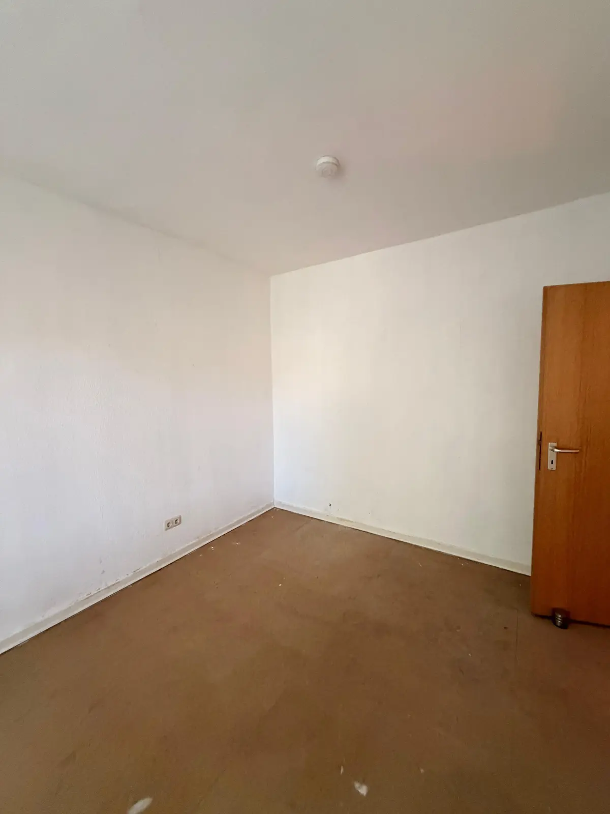 Leeres Schlafzimmer nach der Entrümpelung