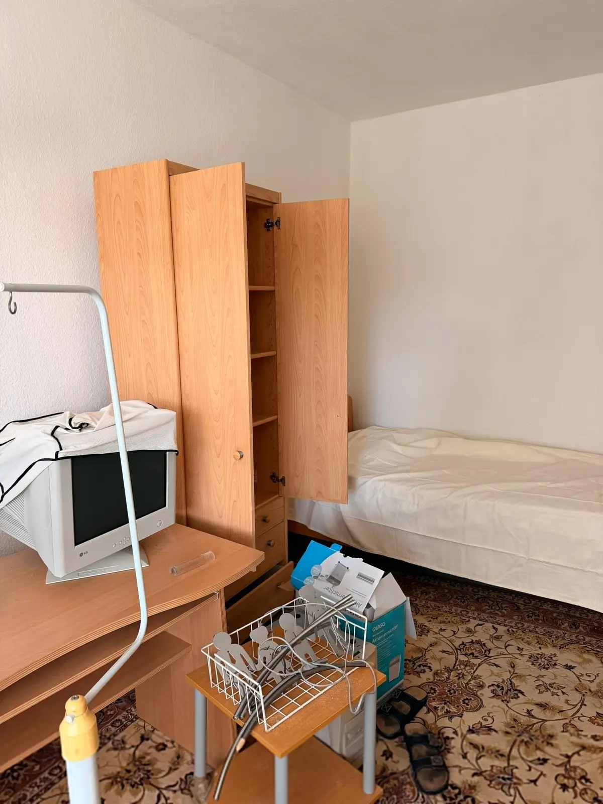 Möbliertes Schlafzimmer vor der Entrümpelung