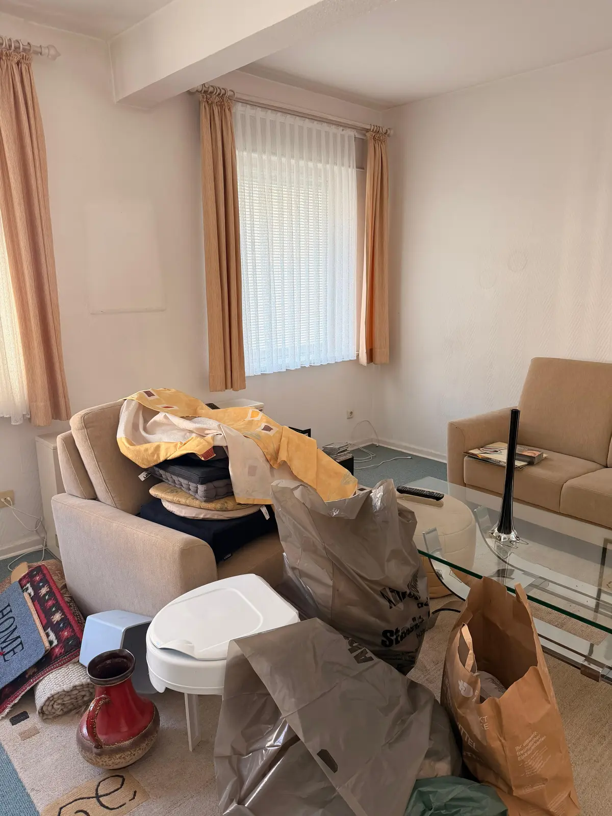 Möbliertes Wohnzimmer vor der Entrümpelung